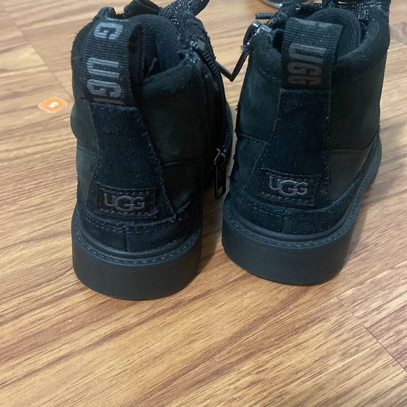 Toddler lace up Ugg boots - Picture 2 of 3